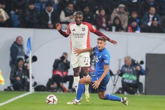 07 11 2024, xtvx, Football UEFA Europa League, TSG 1899 Hoffenheim Olympique Lyon emspor, v l Zweikampf, Duell, duel, tackle, compete Clinton Mata Olympique Lyon Tom Bischof TSG 1899 Hoffenheim DFL DFB REGULATIONS PROHIBIT ANY USE OF PHOTOGRAPHS as IMAGE SEQUENCES and or QUASI VIDEO Sinsheim