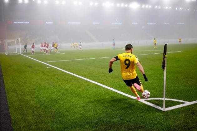 Elfsborg s Arber Zeneli takes a corner during Thursday s football match in the Uefa Europa League between IF Elfsborg and SC Braga at Boras Arena in Boras, Sweden November 7, 2024 BORAS SWEDEN x9200x  Copyright: xAdamxIhse TTx EUROPE LEAGUE ELFSBORG-BRAGA