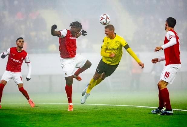 BORAS, SWEDEN 20241107 Bragas Bright Arrey Mbi and Elfsborgs Emil Holten during Thursdays UEFA Europa League soccer match between IF Elfsborg and SC Braga at Boras Arena BORAS SWEDEN x9200x  Copyright: xAdamxIhse TTx EUROPA LEAGUE ELFSBORG-BRAGA