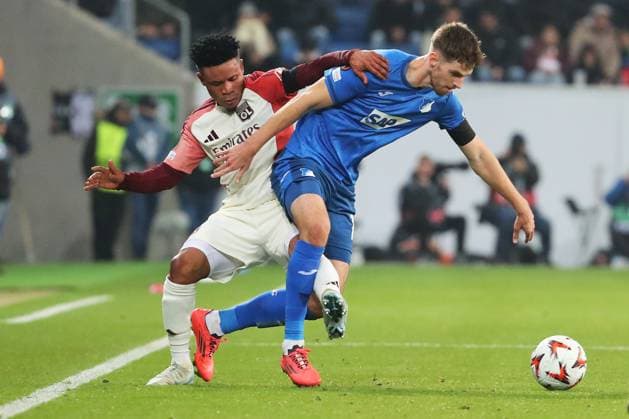 07 11 2024, xtvx, Football UEFA Europa League, TSG 1899 Hoffenheim Olympique Lyon emspor, v l Zweikampf, Duell, duel, tackle, compete Anton Stach TSG 1899 Hoffenheim Gift Orban Olympique Lyon DFL DFB REGULATIONS PROHIBIT ANY USE OF PHOTOGRAPHS as IMAGE SEQUENCES and or QUASI VIDEO Sinsheim