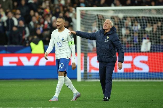 Deschamps refuse Mbappé PHOTOPQR LE PARISIEN Le Parisien Arnaud Journois ; 7 11 Didier Deschamps n’a pas retenu Kylian Mbappé dans sa liste pour les deux prochains matchs des Bleus, face à Israël et l’Italie. ARCHIVES Mbappe ousted of France national team, Nationalteam for the 2 upcoming matches against Israel and Italy FILES PARIS ; 24 03 2023 ; FOOTBALL , SAINT DENIS , STADE DE FRANCE , 24 03 2023 , ELIMINATOIRES DE L EURO 2024 FRANCE - PAYS BAS Kylian Mbappé et le sélectionneur de l équipe de France, Didier Deschamps. PHOTO LE PARISIEN ARNAUD JOURNOIS PARIS France  Copyright: xPHOTOPQR LExPARISIEN MAXPPPxLexParisienx xArnaudxJournoisx 20230324LPA8201 20230324LPA8201