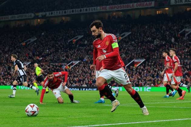 Manchester United, ManU v PAOK Salonica Europa League 07 11 2024. Bruno Fernandes (8) of Manchester United controls the ball during the Europa League match between Manchester United and PAOK Salonica at Old Trafford, Manchester, England on 7 November 2024. Manchester Old Trafford Greater Manchester England Editorial use only , Copyright: xConorxMolloyx PSI-20778-0037