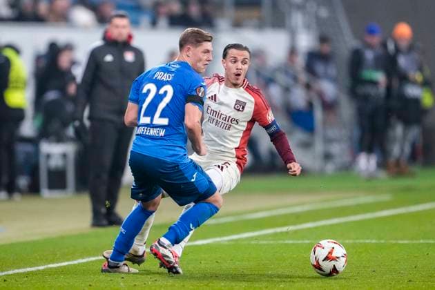 v li Alexander Prass Hoffenheim, 22 , Maxence Caqueret OL, 6 , duel, duel, tackle, tackling, dynamics, action, action, 07 11 2024, Sinsheim Germany , football, UEFA Europa League, group stage, TSG 1899 Hoffenheim Olympique Lyon, REGULATIONS PROHIBIT ANY USE OF PHOTOGRAPHS AS IMAGE SEQUENCES AND OR QUASI VIDEO xozx