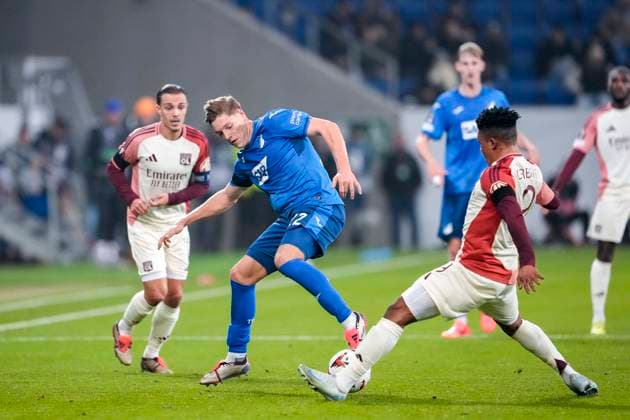 v li Maxence Caqueret OL, 6 , Alexander Prass Hoffenheim, 22 , Gift Orban OL, 9 , duel, duel scene, duel, tackle, tackling, dynamics, action, action, 07 11 2024, Sinsheim Germany , Football, UEFA Europa League, Group stage, TSG 1899 Hoffenheim Olympique Lyon, REGULATIONS PROHIBIT ANY USE OF PHOTOGRAPHS AS IMAGE SEQUENCES AND OR QUASI VIDEO xozx