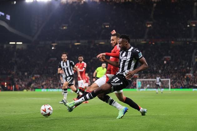 Fußball UEFA Europa League League-Phase Manchester United gegen PAOK Saloniki 7. November 2024 UEFA Europa League League-Phase Manchester United gegen PAOK Salonika Baba Rahman von PAOK Salonika im Zweikampf mit Noussair Mazraoui von Manchester United Foto Simon Stacpoole Abseits Manchester UK  Copyright: xSimonxStacpoolexOffside