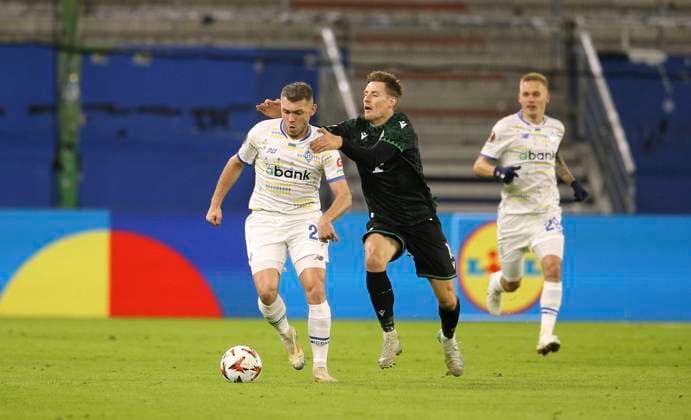Photo on the ball Oleksandr Karavayev Kiev , he is fouled by Kristoffer Zachariassen Budapest Soccer Europa League, Dynamo Kiev TC Ferencvaros Budapest, Preliminary round, Matchday 4, Thu 07 11 2024 Volksparkstadion, Hamburg