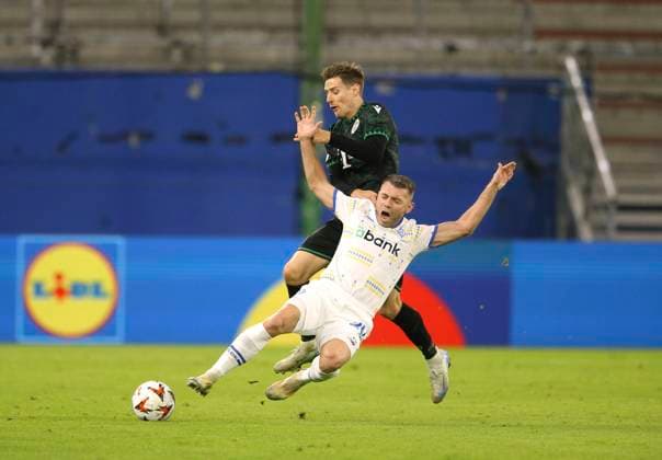Photo on the ball Oleksandr Karavayev Kiev , he is fouled by Kristoffer Zachariassen Budapest Soccer Europa League, Dynamo Kiev TC Ferencvaros Budapest, Preliminary round, Matchday 4, Thu 07 11 2024 Volksparkstadion, Hamburg