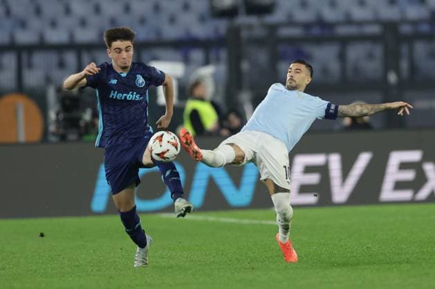 UEFA Europa League phase match day 4 SS Lazio vs FC Porto Porto™s Portuguese defender Martim Fernandes challenges for the ball with Lazio™s Italian midfielder Mattia Zaccagni during UEFA Europa League phase match day 4 match between SS Lazio vs FC Porto at Olimpico stadium on November 07, 2024 in Rome, Italy. ABPH0514 Copyright: xAntonioxBalascox