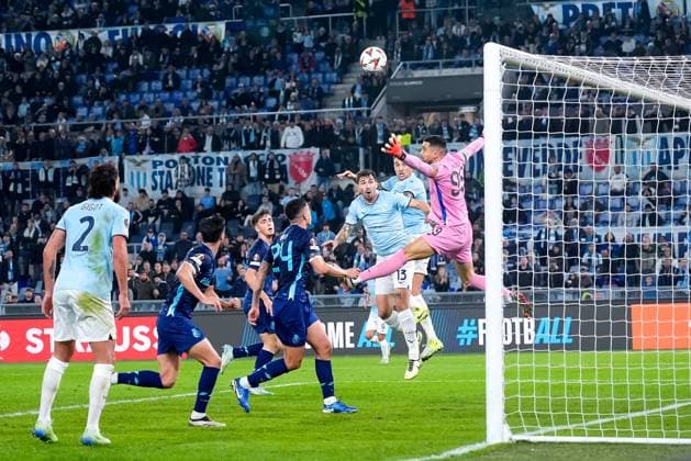 S.S. Lazio v FC Porto - UEFA Europa League 2024 25 League Phase MD4 Alessio Romagnoli of SS Lazio scores first goal during the UEFA Europa League 2024 25 League Phase MD4 match between SS Lazio and FC Porto at Stadio Olimpico on November 07, 2024 in Rome, Italy. Rome Stadio Olimpico Rome Italy Copyright: xGiuseppexMaffiax UEL_Lazio-Porto_071124_BRU8696