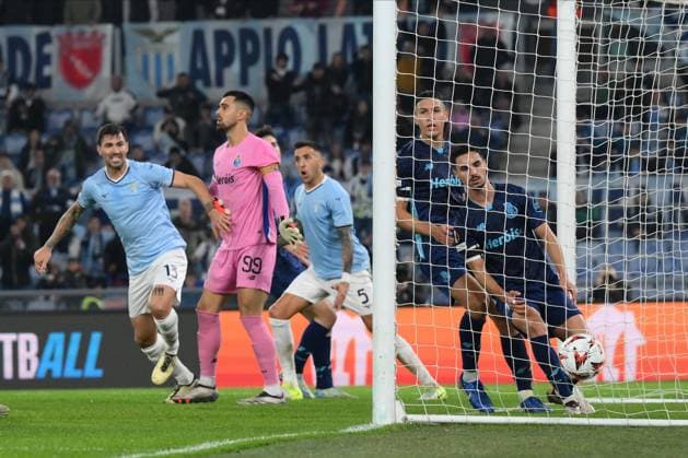 Foto IPP Luciano Adriani Roma 07 11 2024 UEFA Europa League 2024 2025 Lazio vs Porto Nella foto: Il gol di testa di Alessio Romagnoli, a sinistra, che scavalca Diogo Costa, portiere del Porto Italy Photo Press - World Copyright Roma italy  Copyright: xR4924_italyphotopressx