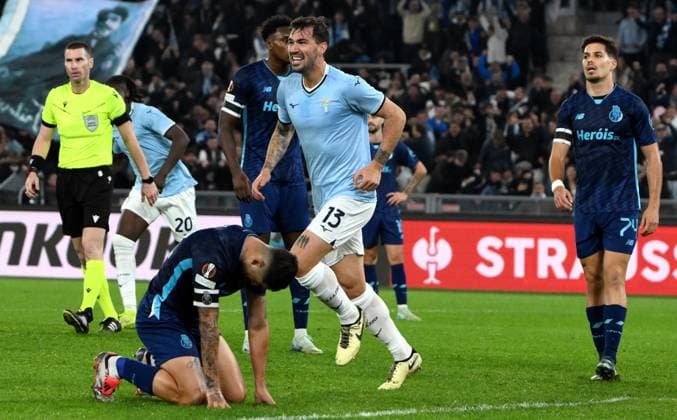 November 7, 2024, Roma, ITALY: SS Lazio s Alessio Romagnoli (C) celebrates after scoring the 1-0 goal during the UEFA Europa League soccer match between SS Lazio and FC Porto at the Olimpico stadium in Rome, Italy, 07 November 2024. ANSA ETTORE FERRARI UEFA Europe League - Lazio vs Porto  - ZUMAa110 20241107_zaf_a110_040 Copyright: xEttorexFerrarix