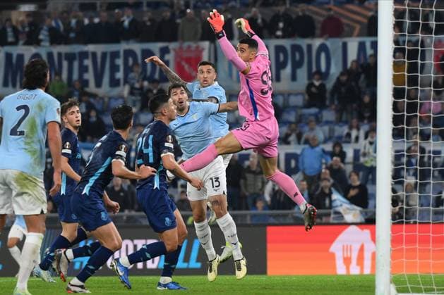 Foto IPP Luciano Adriani Roma 07 11 2024 UEFA Europa League 2024 2025 Lazio vs Porto Nella foto: Il gol di testa di Alessio Romagnoli, che scavalca Diogo Costa, portiere del Porto Italy Photo Press - World Copyright Roma italy  Copyright: xR4924_italyphotopressx