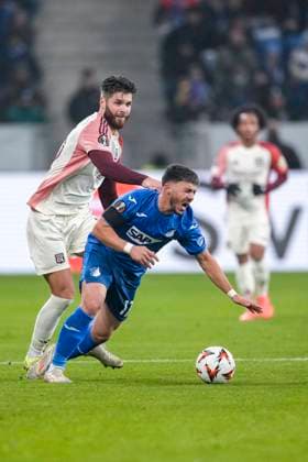 v li Duje Caleta Car OL, 55 , Umut Tohumcu Hoffenheim, 17 , duel, duel, tackle, tackling, dynamics, action, action, 07 11 2024, Sinsheim Germany , football, UEFA Europa League, group stage, TSG 1899 Hoffenheim Olympique Lyon, REGULATIONS PROHIBIT ANY USE OF PHOTOGRAPHS AS IMAGE SEQUENCES AND OR QUASI VIDEO xozx