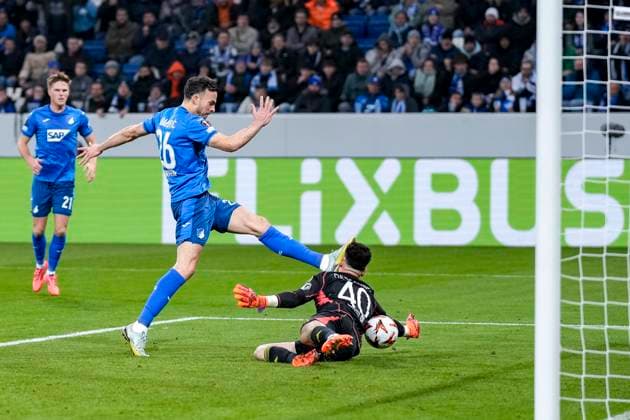 v li Haris Tabakovic Hoffenheim, 26 fails against Remy Descamps goalkeeper, OL, 40 , goal chance in offside, in penalty area, penalty area scene, duel, duel, tackle, tackling, dynamics, action, Action, 07 11 2024, Sinsheim Germany , Football, UEFA Europa League, Group stage, TSG 1899 Hoffenheim Olympique Lyon, REGULATIONS PROHIBIT ANY USE OF PHOTOGRAPHS AS IMAGE SEQUENCES AND OR QUASI VIDEO xozx