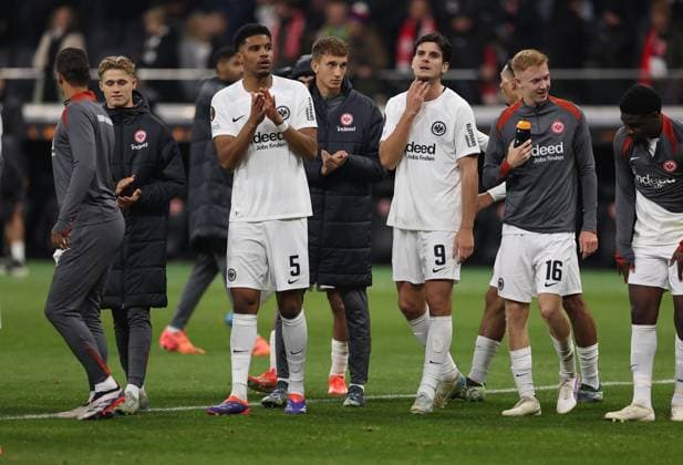 07 11 2024, Football UEFA Europa League, Eintracht Frankfurt SK Slavia Prague, emonline, emspor, v l , Aurele Amenda Eintracht Frankfurt thanks the fans, thanks, thanks, team after the match, after the match, thanks the fans, applauds the fans DFL DFB REGULATIONS PROHIBIT ANY USE OF PHOTOGRAPHS AS IMAGE SEQUENCES AND OR QUASI VIDEO xdcx Copyright: HMBxMedia Claus