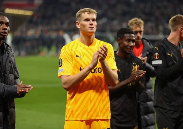 07 11 2024, Football UEFA Europa League, Eintracht Frankfurt SK Slavia Prague, emonline, emspor, v l , Antoin Kinsky SK Slavia Praha thanks the fans, thanks, thanks, team after the match, after the match, thanks the fans, applauds the fans DFL DFB REGULATIONS PROHIBIT ANY USE OF PHOTOGRAPHS AS IMAGE SEQUENCES AND OR QUASI VIDEO xdcx Copyright: HMBxMedia Claus