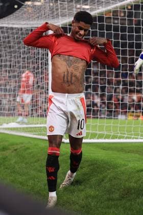 Fußball UEFA Europa League League-Phase Manchester United v PAOK Saloniki 7. November 2024 UEFA Europa League League-Phase Manchester United v PAOK Salonika Marcus Rashford von Manchester United zeigt seine Tätowierungen auf der Brust, als er reagiert Foto Simon Stacpoole Abseits Manchester UK  Copyright: xSimonxStacpoolexOffside