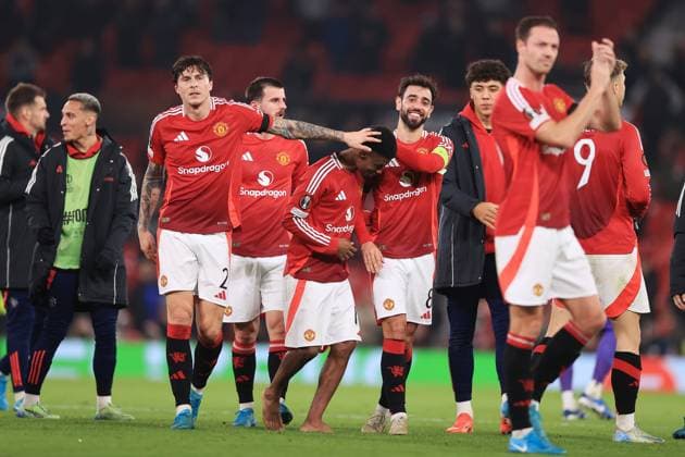 Fußball UEFA Europa League League-Phase Manchester United gegen PAOK Saloniki 7. November 2024 UEFA Europa League League-Phase Manchester United gegen PAOK Saloniki Victor Lindelof von Manchester United L und Bruno Fernandes von Manchester United gratulieren Amad Diallo von Manchester United nach dem Spiel Foto Simon Stacpoole Abseits Manchester UK  Copyright: xSimonxStacpoolexOffside
