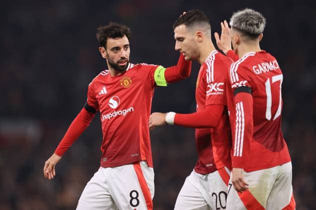 Fußball UEFA Europa League League-Phase Manchester United gegen PAOK Saloniki 7. November 2024 UEFA Europa League League-Phase Manchester United gegen PAOK Saloniki Bruno Fernandes von Manchester United L gibt Alejandro Garnacho von Manchester United die Hand und Diogo Dalot von Manchester United schaut zu Foto Simon Stacpoole Abseits Manchester UK  Copyright: xSimonxStacpoolexOffside