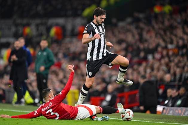 Old Trafford MANCHESTER, ENGLAND - NOVEMBER 07: Magomed Ozdoev of PAOK FC (R) is challenged by Noussair Mazraoui of Manchester United, ManU (L) during the UEFA Europa League 2024 25 League Phase MD4 match between Manchester United and PAOK FC at Old Trafford on November 07, 2024 in Manchester, England. (Richard Callis SPP) Copyright: xRichardxCallisx xSPPx spp-en-RiCa-RC4_RIC_ManchesterUtd._Paok_07Nov2024_EN126