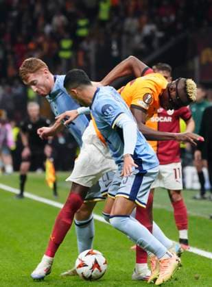 Victor Osimhen of Galatasaray and Pedro Porro (23) , Dejan Kulusevski (21) of Tottenham Hotspur battle for the ball during the UEFA Europa League 2024 25 League Phase MD4 match between Galatasaray A.S. and Tottenham Hotspur at on November 7, 2024 in Istanbul, Turkey. (Photo by Seskimphoto ) Galatasaray vTottenham Hotspur -- UEFA Europa League 2024 25 Season 