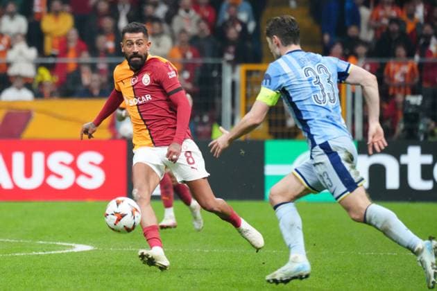 Kerem Demirbay (L) of Galatasaray and Ben Davies (R) of Tottenham Hotspur battle for the ball during the UEFA Europa League 2024 25 League Phase MD4 match between Galatasaray A.S. and Tottenham Hotspur at on November 7, 2024 in Istanbul, Turkey. (Photo by Seskimphoto ) Galatasaray vTottenham Hotspur -- UEFA Europa League 2024 25 Season 
