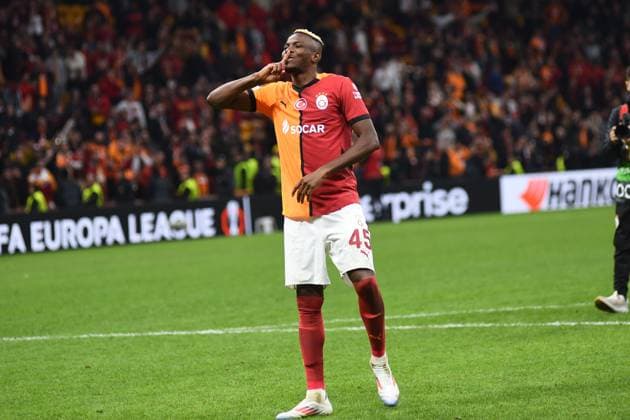 Victor Osimhen of Galatasaray victory celebrates with fans after the UEFA Europa League 2024 25 League Phase MD4 match between Galatasaray A.S. and Tottenham Hotspur at on November 7, 2024 in Istanbul, Turkey. (Photo by Seskimphoto ) Galatasaray vTottenham Hotspur -- UEFA Europa League 2024 25 Season 