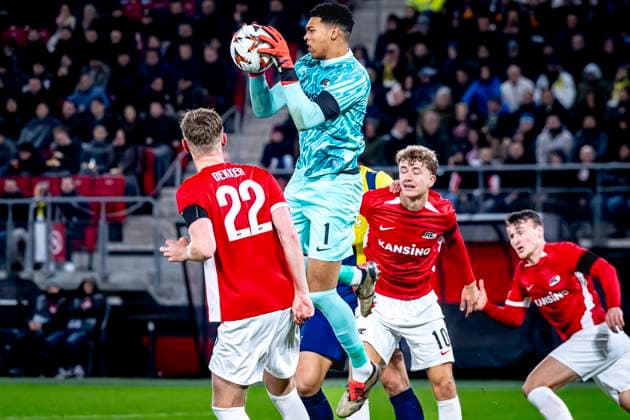 AZ Alkmaar goalkeeper Rome Jayden Owusu Oduro, during the match AZ Fenerbahce at the AFAS stadium for the UEFA Europa League League phase Matchday 4 season 2024 2025 in ALKMAAR, Netherlands on 7 november 2024, photo by Marcel van Dorst EYE4images DeFodi Images not used in POL SRB CRO FRA GBR NED ITA USA Defodi 746 198967 Defodi-746 not used in POL SRB CRO FRA GBR NED ITA USA