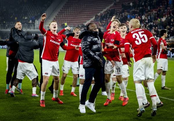 ALKMAAR - Players of AZ Alkmaar celebrate victory with fans after the UEFA Europa League match between AZ Alkmaar and Fenerbahce SK at the AFAS stadium on Nov. 7, 2024 in Alkmaar, Netherlands. ANP KOEN VAN WEEL UEFA Europa League 2024 25 League Phase MD4 2024 25 xVIxANPxSportx xxANPxIVx 512940241 originalFilename: 512940241.jpg