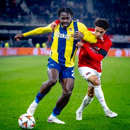 Fenerbahce forwarder Bright Osayi Samuel, AZ Alkmaar defender Ro Zangalo Daal, during the match AZ Fenerbahce at the AFAS stadium for the UEFA Europa League League League phase Matchday 4 season 2024 2025 in ALKMAAR, Netherlands on 7 november 2024, photo by Marcel van Dorst EYE4images DeFodi Images not used in POL SRB CRO FRA GBR NED ITA USA Defodi 746 198962 Defodi-746 not used in POL SRB CRO FRA GBR NED ITA USA
