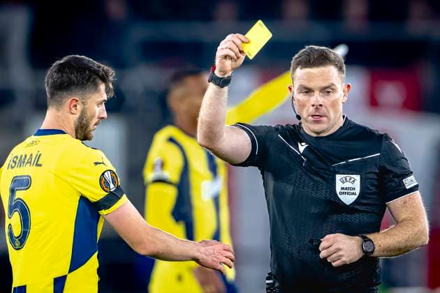 Fenerbahce midfielder Ismail Yusek gets a yellof card from Referee John Beaton, during the match AZ Fenerbahce at the AFAS stadium for the UEFA Europa League League League phase Matchday 4 season 2024 2025 in ALKMAAR, Netherlands on 7 november 2024, photo by Marcel van Dorst EYE4images DeFodi Images not used in POL SRB CRO FRA GBR NED ITA USA Defodi 746 198964 Defodi-746 not used in POL SRB CRO FRA GBR NED ITA USA