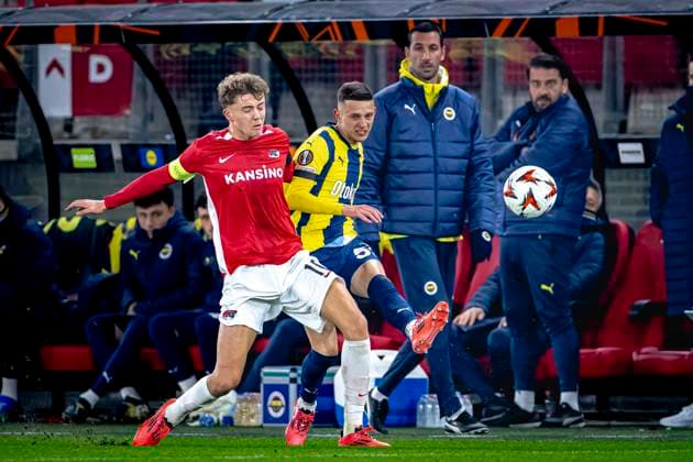 AZ Alkmaar midfielder Sven Mijnans, Fenerbahce midfielder Sebastian Szymanski, during the match AZ Fenerbahce at the AFAS stadium for the UEFA Europa League League phase Matchday 4 season 2024 2025 in ALKMAAR, Netherlands on 7 november 2024, photo by Marcel van Dorst EYE4images DeFodi Images not used in POL SRB CRO FRA GBR NED ITA USA Defodi 746 198973 Defodi-746 not used in POL SRB CRO FRA GBR NED ITA USA