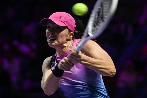 WTA, Tennis Damen Finals 2024 - Day 6 RIYADH, SAUDI ARABIA - NOVEMBER 07: Iga Swiatek of Poland during her match against Daria Kasatkina, on Day 6 of the 2024 WTA Finals, part of the Hologic WTA Tour, held at King Saud University Indoor Arena on November 07, 2024, in Riyadh, Saudi Arabia. Riyadh Saudi Arabia  Copyright: xArturxWidakx originalFilename:widak-wtafinal241107_npHjH.jpg