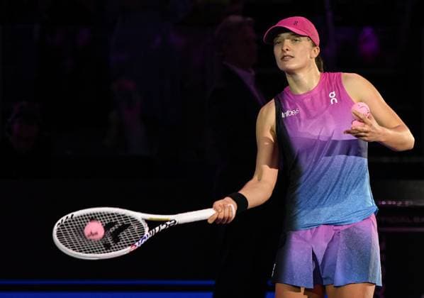 WTA, Tennis Damen Finals 2024 - Day 6 RIYADH, SAUDI ARABIA - NOVEMBER 07: Iga Swiatek of Poland during her match against Daria Kasatkina, on Day 6 of the 2024 WTA Finals, part of the Hologic WTA Tour, held at King Saud University Indoor Arena on November 07, 2024, in Riyadh, Saudi Arabia. Riyadh Saudi Arabia  Copyright: xArturxWidakx originalFilename:widak-wtafinal241107_npc3L.jpg