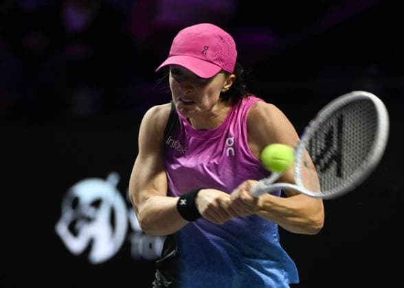 WTA, Tennis Damen Finals 2024 - Day 6 RIYADH, SAUDI ARABIA - NOVEMBER 07: Iga Swiatek of Poland during her match against Daria Kasatkina, on Day 6 of the 2024 WTA Finals, part of the Hologic WTA Tour, held at King Saud University Indoor Arena on November 07, 2024, in Riyadh, Saudi Arabia. Riyadh Saudi Arabia  Copyright: xArturxWidakx originalFilename:widak-wtafinal241107_npDjY.jpg