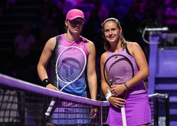 WTA, Tennis Damen Finals 2024 - Day 6 RIYADH, SAUDI ARABIA - NOVEMBER 07: Iga Swiatek (L) of Poland poses with Daria Kasatkina ahead of their match, on Day 6 of the 2024 WTA Finals, part of the Hologic WTA Tour, held at King Saud University Indoor Arena on November 07, 2024, in Riyadh, Saudi Arabia. Riyadh Saudi Arabia  Copyright: xArturxWidakx originalFilename:widak-wtafinal241107_npJEK.jpg