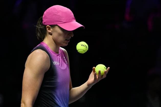 WTA, Tennis Damen Finals 2024 - Day 6 RIYADH, SAUDI ARABIA - NOVEMBER 07: Iga Swiatek of Poland during her match against Daria Kasatkina, on Day 6 of the 2024 WTA Finals, part of the Hologic WTA Tour, held at King Saud University Indoor Arena on November 07, 2024, in Riyadh, Saudi Arabia. Riyadh Saudi Arabia  Copyright: xArturxWidakx originalFilename:widak-wtafinal241107_npnLq.jpg