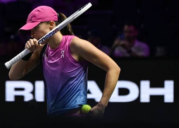 WTA, Tennis Damen Finals 2024 - Day 6 RIYADH, SAUDI ARABIA - NOVEMBER 07: Iga Swiatek of Poland during her match against Daria Kasatkina, on Day 6 of the 2024 WTA Finals, part of the Hologic WTA Tour, held at King Saud University Indoor Arena on November 07, 2024, in Riyadh, Saudi Arabia. Riyadh Saudi Arabia  Copyright: xArturxWidakx originalFilename:widak-wtafinal241107_npJVM.jpg