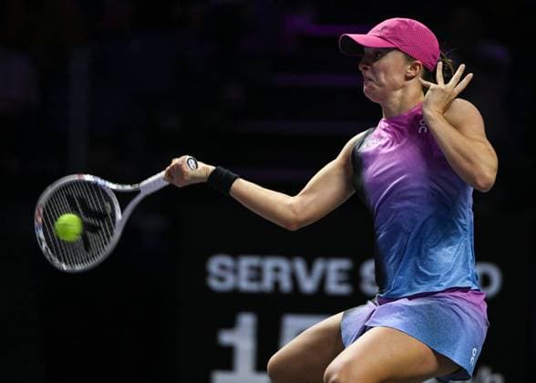 WTA, Tennis Damen Finals 2024 - Day 6 RIYADH, SAUDI ARABIA - NOVEMBER 07: Iga Swiatek of Poland during her match against Daria Kasatkina, on Day 6 of the 2024 WTA Finals, part of the Hologic WTA Tour, held at King Saud University Indoor Arena on November 07, 2024, in Riyadh, Saudi Arabia. Riyadh Saudi Arabia  Copyright: xArturxWidakx originalFilename:widak-wtafinal241107_nploH.jpg