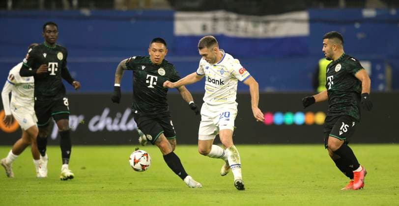 Photo Oleksandr Karavayev Kiev , white against Mohammed Abu Fani Budapest and Cristian Ramirez 99 Soccer Europa League, Dynamo Kiev TC Ferencvaros Budapest, Preliminary round, Matchday 4, Thu 07 11 2024 Volksparkstadion, Hamburg