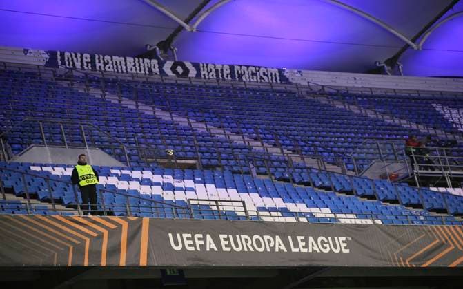 Photo a steward with love for Hamburg , but he is alone in the field Football Europa League, Dynamo Kiev TC Ferencvaros Budapest 0 4, Preliminary round, Matchday 4, Thu 07 11 2024 Volksparkstadion, Hamburg