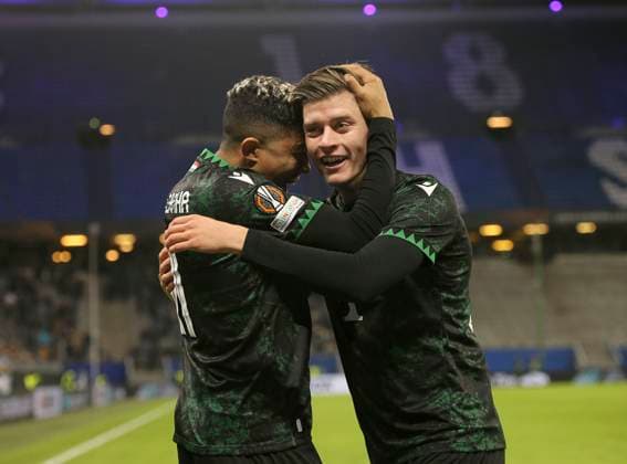 Photo goal celebration at 4 0 , the scorer Matheus Saldanha Budapest , he is celebrated by Zsombor GRUBER Budapest Football Europa League, Dynamo Kiev TC Ferencvaros Budapest 0 4, Preliminary round, Matchday 4, Thu 07 11 2024 Volksparkstadion, Hamburg