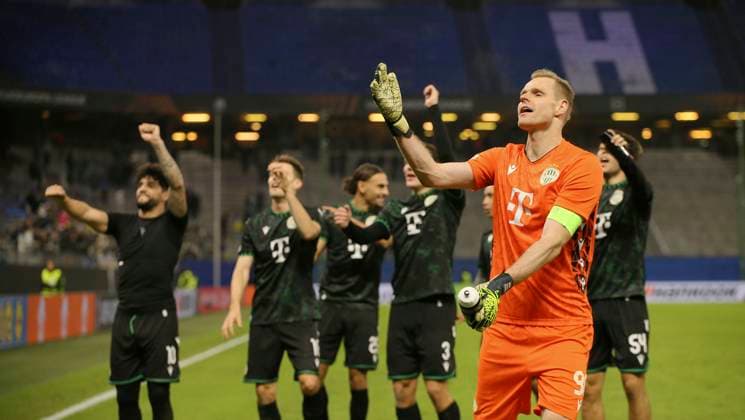 Photo Cheering after the final whistle by the players from Budapest , here goalkeeper Denis Dibusz dances in front of the fan stand Soccer Europa League, Dynamo Kiev TC Ferencvaros Budapest 0 4, Preliminary round, Matchday 4, Thu 07 11 2024 Volksparkstadion, Hamburg