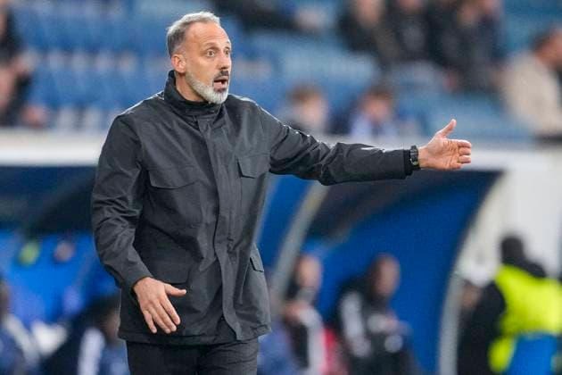 Pellegrino Matarazzo Rino, coach, head coach, Hoffenheim , gives instructions, gestures, gesticulates with arms, single image, single photo, action, action, 07 11 2024, Sinsheim Germany , football, UEFA Europa League, group stage, TSG 1899 Hoffenheim Olympique Lyon, 07 11 2024, Sinsheim Germany , Football, UEFA Europa League, Group stage, TSG 1899 Hoffenheim Olympique Lyon, DFB DFL REGULATIONS PROHIBIT ANY USE OF PHOTOGRAPHS AS IMAGE SEQUENCES AND OR QUASI VIDEO xozx