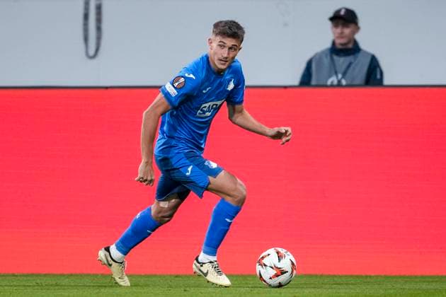 Tom Bischof Hoffenheim, 7 , on the ball, cropped, full body, single image, single photo, action, action, 07 11 2024, Sinsheim Germany , Football, UEFA Europa League, group stage, TSG 1899 Hoffenheim Olympique Lyon, 07 11 2024, Sinsheim Germany , Football, UEFA Europa League, Group stage, TSG 1899 Hoffenheim Olympique Lyon, DFB DFL REGULATIONS PROHIBIT ANY USE OF PHOTOGRAPHS AS IMAGE SEQUENCES AND OR QUASI VIDEO xozx