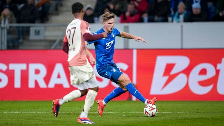 v li Warmed Omari OL, 27 , Marius Bülter Hoffenheim, 21 , duel, duel, tackle, tackling, dynamics, action, action, 07 11 2024, Sinsheim Germany , football, UEFA Europa League, group stage, TSG 1899 Hoffenheim Olympique Lyon, 07 11 2024, Sinsheim Germany , Football, UEFA Europa League, Group stage, TSG 1899 Hoffenheim Olympique Lyon, DFB DFL REGULATIONS PROHIBIT ANY USE OF PHOTOGRAPHS AS IMAGE SEQUENCES AND OR QUASI VIDEO xozx