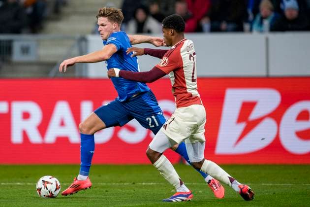 v li Marius Bülter Hoffenheim, 21 , Warmed Omari OL, 27 ,duel, duel, tackle, tackling, dynamics, action, action, 07 11 2024, Sinsheim Germany , Football, UEFA Europa League, group stage, TSG 1899 Hoffenheim Olympique Lyon, 07 11 2024, Sinsheim Germany , Football, UEFA Europa League, Group stage, TSG 1899 Hoffenheim Olympique Lyon, DFB DFL REGULATIONS PROHIBIT ANY USE OF PHOTOGRAPHS AS IMAGE SEQUENCES AND OR QUASI VIDEO xozx