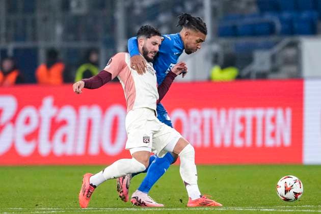v li Rayan Cherki OL, 18 , Kevin Akpoguma Hoffenheim, 25 , duel, duel, tackle, tackling, dynamics, action, action, 07 11 2024, Sinsheim Germany , football, UEFA Europa League, group stage, TSG 1899 Hoffenheim Olympique Lyon, 07 11 2024, Sinsheim Germany , Football, UEFA Europa League, Group stage, TSG 1899 Hoffenheim Olympique Lyon, DFB DFL REGULATIONS PROHIBIT ANY USE OF PHOTOGRAPHS AS IMAGE SEQUENCES AND OR QUASI VIDEO xozx