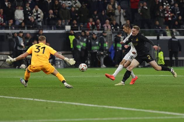 Frankfurt, 7 November 2024 UEFA Europa Legue 2024 25 Eintracht Frankfurt Slavia Praha v l , Goalkeeper Antoin Kinsky SK Slavia Praha , Goal chance Hugo Ekitike Eintracht Frankfurt , Stepan Chaloupek SK Slavia Praha DFL DFB REGULATIONS PROHIBIT ANY USE OF PHOTOGRAPHS as IMAGE SEQUENCES and or QUASI VIDEO Copyright: JoaquimxFerreira