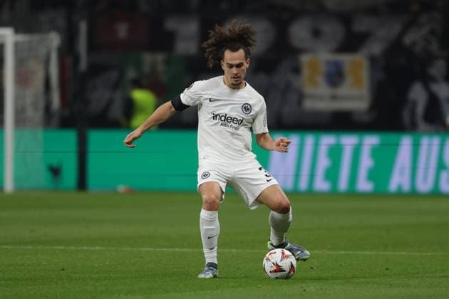 Frankfurt, 7 November 2024 UEFA Europa Legue 2024 25 Eintracht Frankfurt Slavia Praha v l , Arthur Theate Eintracht Frankfurt am Ball, Freisteller, Einzelbild, Ganzkörper, Aktion, Action, Spielzene DFL DFB REGULATIONS PROHIBIT ANY USE OF PHOTOGRAPHS as IMAGE SEQUENCES and or QUASI VIDEO Copyright: JoaquimxFerreira